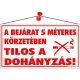 Információs tábla, 22,5x12,5 cm, "A bejárat 5 méteres körzetében tilos a dohányzás!"